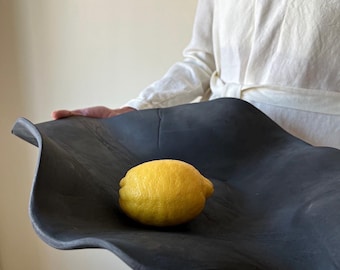 Tigela escultural de cerâmica única – Centro de mesa Wabi Sabi preto