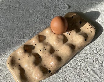 Bandeja de Ovos Artesanal em Cerâmica Bege com Pintas, Ideal para Exibir Ovos Orgânicos, Utensílio de Cozinha