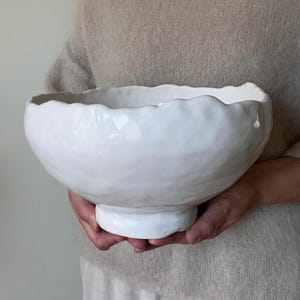 Handgjord keramisk oregelbunden skål med glansigt vitt Wabi Sabi ekologisk fruktskål, stor skulptural mittpunkt, inflyttningspresent