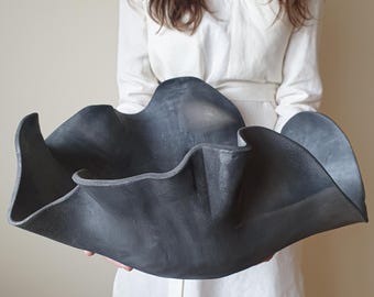 Tigela Wabi Sabi em cerâmica preta fosca, feita à mão, grande, sem esmalte, peça central, objeto de design marcante.