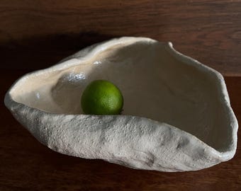 Tigela Wabi Sabi de cerâmica artesanal, estilo rústico bege, decoração orgânica, peça central escultural.