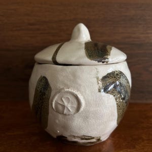 Pot unique en son genre avec couvercle en céramique fait main, blanc et grès ocre biologique, récipient en poterie fabriqué à la main, pièce unique