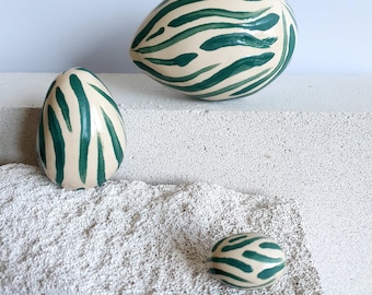 Conjunto de ovos de cerâmica artesanais pintados à mão, ovos de Páscoa verdes, decoração de mesa em cerâmica artesanal.