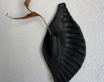 Vase mural en céramique noire fait main, style Wabi Sabi, décoration murale rustique, objet décoratif d'intérieur