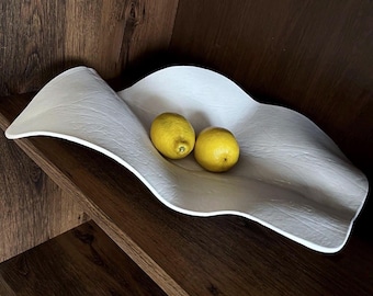 Extra grote, sculpturale keramische schaal: handgemaakt ivoren aardewerk pronkstuk – organische elegantie