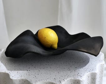 Tigela de cerâmica exclusiva – feita à mão em preto no estilo Wabi Sabi Japandi.