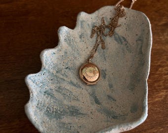 Prato artesanal de cerâmica em formato de concha, bandeja para joias com tema costeiro, decoração para casa de praia, porta-joias em estilo oceânico, presente.