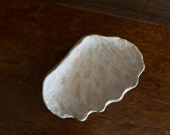 Prato artesanal de cerâmica em formato de concha, bandeja para joias com tema costeiro, decoração para casa de praia, porta-joias em estilo oceânico, presente.