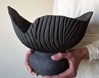Handgemachte schwarze Keramikschale: Wabi Sabi Rustikales Herzstück Japandi Style Interior Bio-Keramik