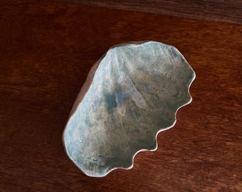 Prato artesanal de cerâmica em formato de concha, bandeja para joias com tema costeiro, decoração para casa de praia, porta-joias em estilo oceânico, presente.