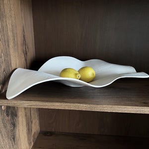 Stor skulptural fruktskål i keramik, handgjord, elfenbensfärgad, abstrakt mittdekoration, elegant, beige, kärl, vitt, dekorativt, asymmetriskt bricka, vågigt fat