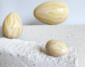 Conjunto de ovos de cerâmica artesanais pintados à mão, ovos de Páscoa amarelos, decoração de mesa, cerâmica artesanal.