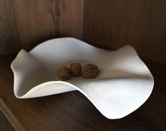 Pequeño cuenco de cerámica escultural hecho a mano, plato decorativo blanco, elegante decoración de mesa color crema, exclusivo centro de mesa de cerámica color marfil