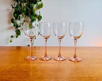 Juego de cuatro copas de vino vintage medianas Luminarc Blush con tallo, copas de vino francesas vintage de la década de 1970, copas de vino con tallo rosa