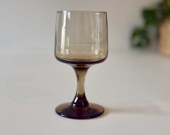 Copas de vino Libbey Tawny Accent de mediados de siglo - Artículos de bar vintage de vidrio ahumado de la década de 1970 - 175 ml