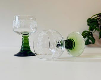 Copas de vino Römer austriacas vintage - Tallo verde, vid blanca grabada - Juego de 2