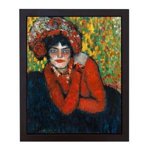 Puede incluir: Una pintura de una mujer con un sombrero rojo y blanco, un vestido rojo y un fondo azul. La mujer mira al espectador con una expresión pensativa.