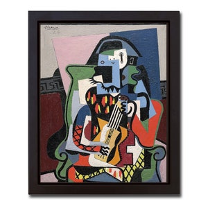 Puede incluir: Una pintura cubista de una persona tocando la guitarra. La persona está sentada en una silla con un diseño rojo, verde y azul. La guitarra es amarilla, naranja y blanca. La pintura es de Picasso y está fechada en 1924.