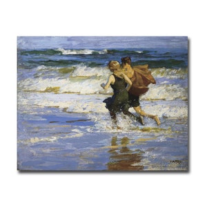 Puede incluir: Una pintura de dos personas corriendo en el océano. La mujer lleva un traje de baño verde oscuro y el hombre lleva una camisa roja y marrón. El agua es azul y hay olas blancas en el fondo.
