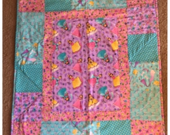 Manta infantil Keepsake Cotton con diseño de princesas, castillos y fantasía, acolchada a máquina con franela de algodón y estampado floral azul.