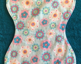 Lichtblauwgroen met roze en witte bloemen katoenflanel spuugdoek, zachte katoenen flanel over de schouder spuugdoek