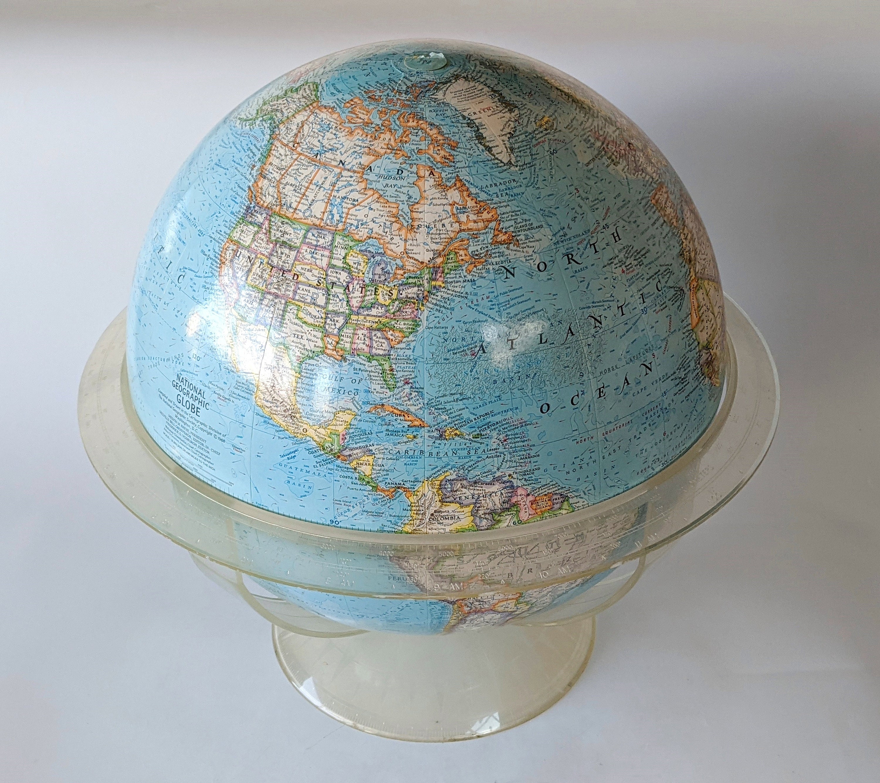 Globe terrestre sur un socle en manguier