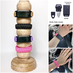 Könnte beinhalten: Eine Auswahl an Survival-Armbändern in Gold, Schwarz, Lila und Pink. Jedes Armband hat eine schwarze Schnalle. Das Bild zeigt auch ein Messer und eine Notfallpfeife, die in die Schnalle des Armbands integriert sind, und eine Person, die ein pinkfarbenes Armband trägt.