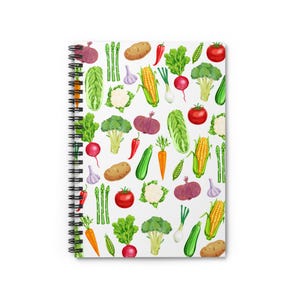 Könnte beinhalten: Ein weißes Spiralnotizbuch mit einem bunten Muster aus Gemüse und Obst. Das Muster enthält rote Tomaten, grünen Brokkoli, violette Zwiebeln, gelben Mais, grünen Spargel, rote Radieschen, weißen Blumenkohl, grüne Zucchini und orange Karotten.