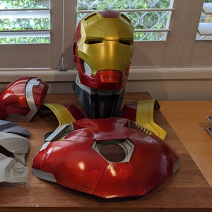 Può includere: Un costume di Iron Man rosso e oro, che comprende un elmetto, un pezzo per il petto e delle spalline. Il costume è fatto di plastica ed è pronto per essere dipinto.