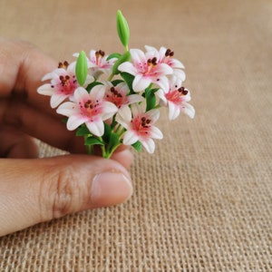 3 Miniatur weiße Lilie Blumenstrauß, Miniatur weiße Farbe Blume, handgefertigte Ton Blumensträuße, Puppenhaus Blumenarrangements