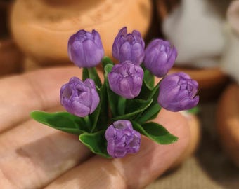 Ramo de tulipanes morados para casa de muñecas en miniatura, hecho a mano en arcilla.