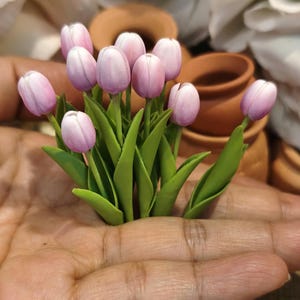 Minitulp bos bloemen, miniatuur magenta en witte randen met paarse penseelbloem, floraal arrangement, handgemaakte bloemboeketten