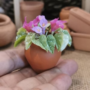 Miniatuurpoppenhuis calla lelie: handgemaakt bloemenboeket aan de lucht drogend