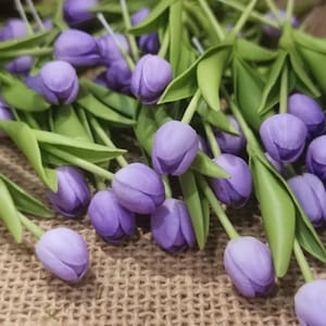 Handgjord mini-lertulpanbukett: Lila blomsterarrangemang