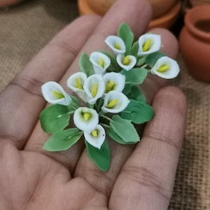 Miniatuurpoppenhuis calla leliebos: handgemaakt kleibloemdecor