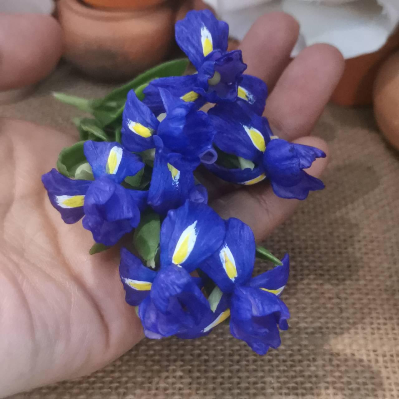 Vaso Legras in vetro soffiato con fiori di iris smaltati a caldo Vaso Legras in vetro soffiato con fiori di iris smaltati a caldo