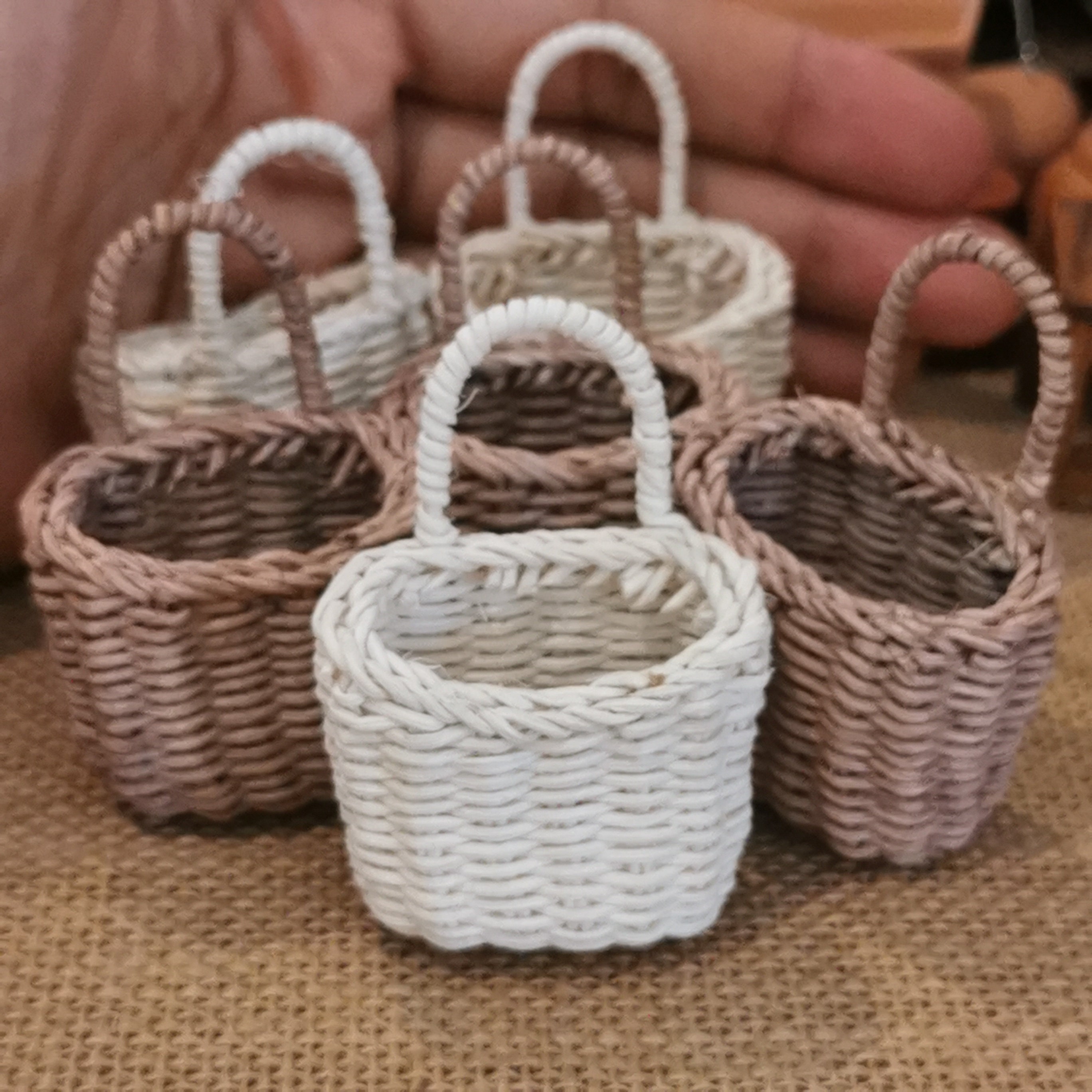Cestino portatile in vimini in miniatura della casa delle bambole per la decorazione della scena del giocattolo di finzione all'ingrosso