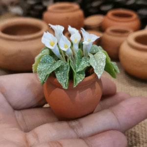 Miniatuurpoppenhuis witte calla lelie boeket: handgemaakt kleibloemdecor