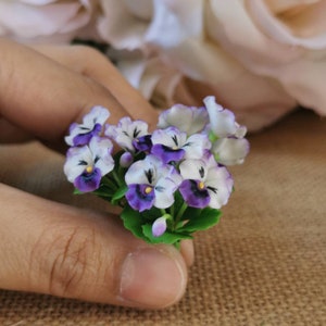 Mazzo di fiori in miniatura per casa delle bambole, fiore di viola bianco viola in miniatura, composizione floreale per casa delle bambole, bouquet di fiori in argilla fatti a mano