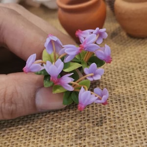 Maison de poupée miniature 3 bouquets de fleurs, cyclamen violet clair miniature, composition florale pour maison de poupée, bouquets de fleurs en argile faits main