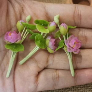 Miniatyr dockhus lera lotusblommor: Mörkrosa näckrosbukett