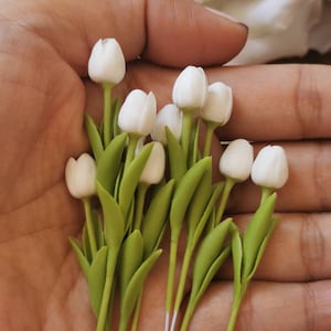 Mini mazzo di fiori di tulipano, fiore bianco in miniatura, mini composizione floreale, bouquet di fiori in argilla fatti a mano