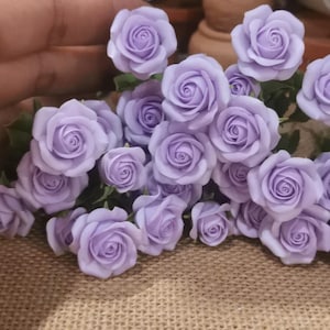 Miniaturowe kwiaty róży w domku dla lalek, miniaturowe jasnofioletowe kwiaty róży, kompozycja kwiatowa w domku dla lalek, ręcznie robione gliniane bukiety kwiatów, prezent dla niej