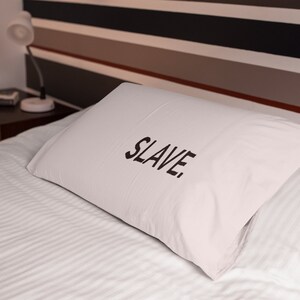 Fille sexy dans une chambre sale Fille sexy dans une chambre sale