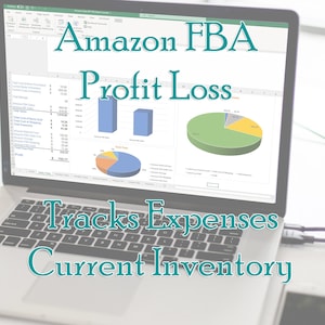 Könnte beinhalten: Ein Laptop-Computer zeigt eine Tabellenkalkulation mit dem Titel "Amazon FBA Profit Loss". Die Tabellenkalkulation enthält Diagramme und Grafiken. Der Text "Tracks Expenses Current Inventory" wird unter dem Laptop angezeigt.