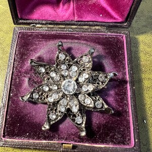 Hübsche Metall- und Glasbrosche