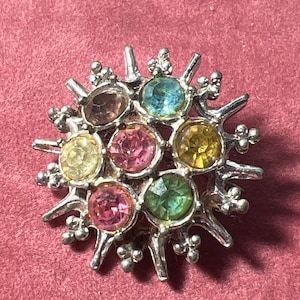Hübsche Metall- und Glasbrosche