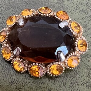 Eine Metall und Glas Brosche