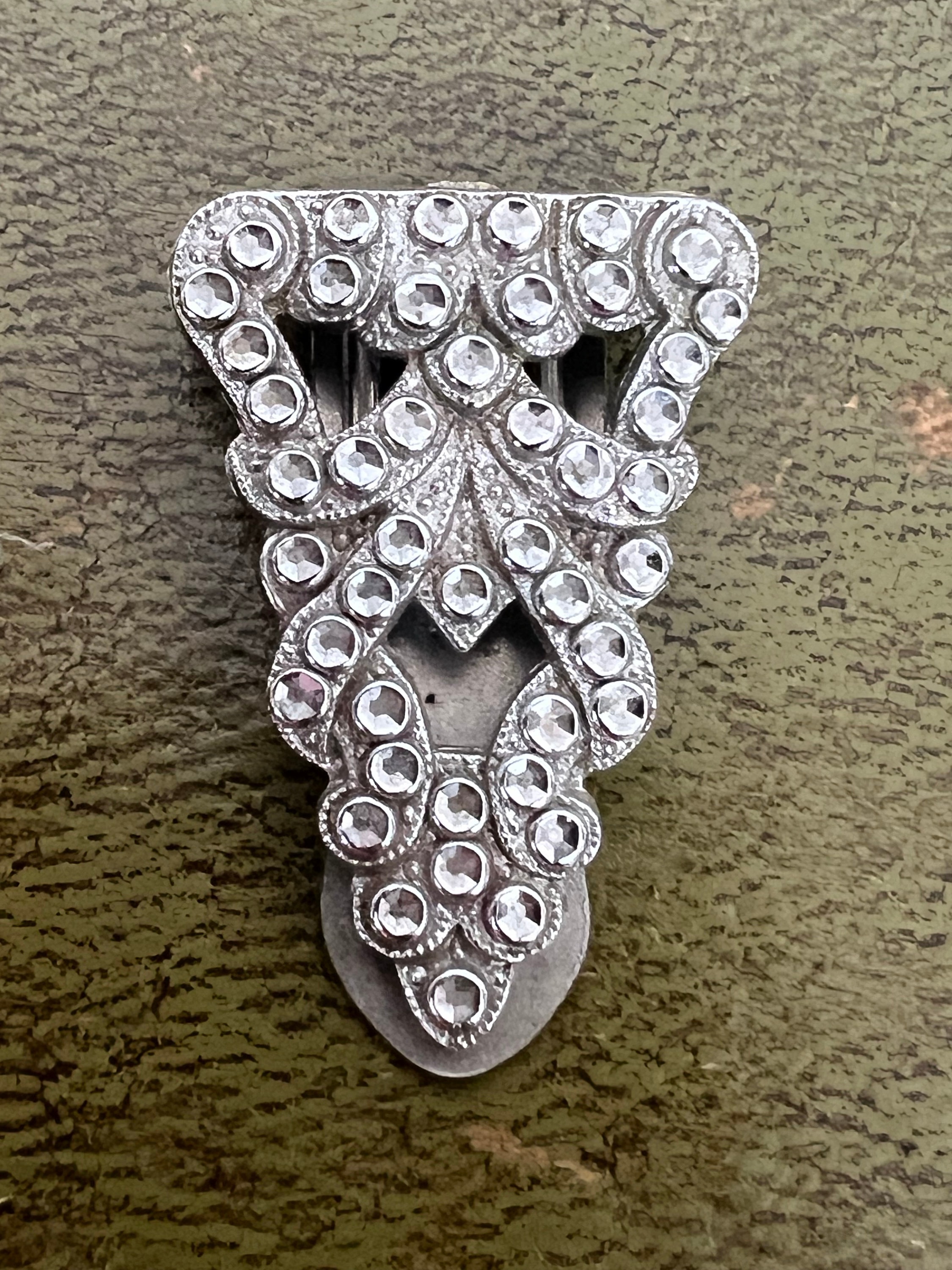 Broche à Pinces Strass Et Chaîne – Relie Pans, Habille Décolleté, Argenté