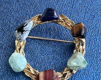 Pretty metal and agate brooch